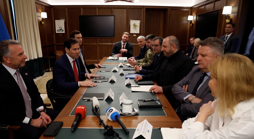 Reunião EUA-Ucrânia. Zelensky destaca "tom construtivo", Trump fala em "boas hipóteses" de acordo