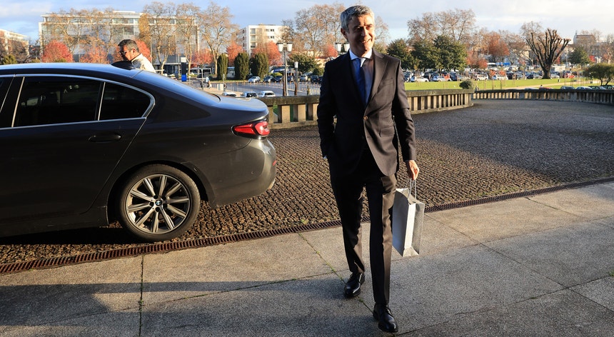 Carneiro desvaloriza escutas e nega que tenha pedido favores