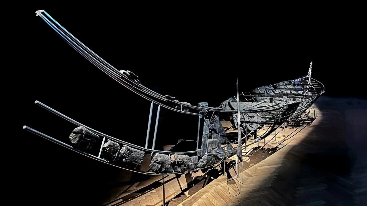 Estudo de barco de 2.000 anos revela origens e navegação avançada antes da Era Viking