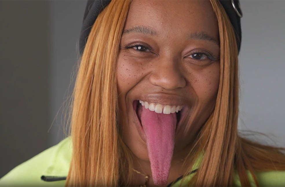 A americana Chanel Tapper (EUA) bateu, neste ano, o recorde de língua feminina mais comprida. Segundo o Guinness, o membro tem 9,75 centímetros da ponta até os lábios — Foto: Reprodução/Guinness