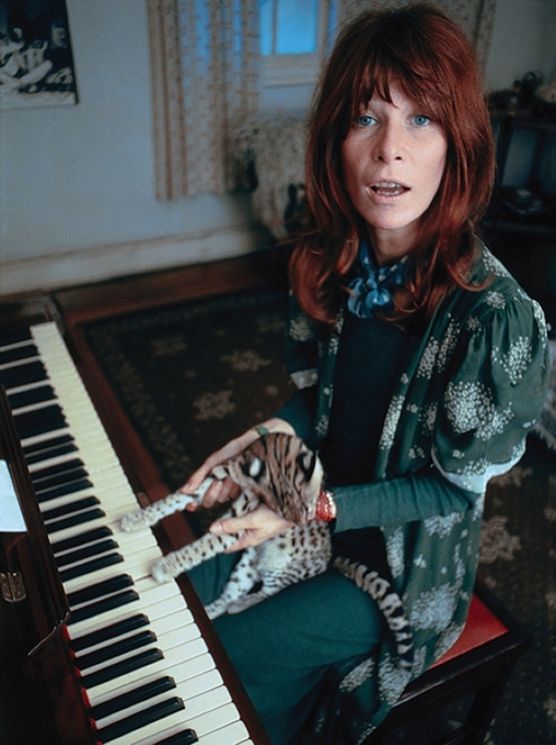 O retrato clássico de Rita Lee com uma jaguatirica pianista, de 1980