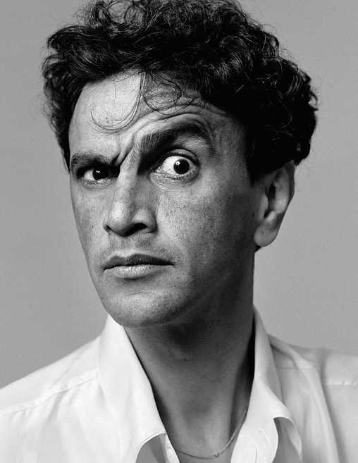 A imagem famosa de Caetano Veloso é de 1987 e é uma das que foi transformada pela enchente