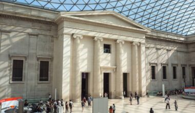 Com 3.312 painéis de vidro únicos, a estrutura transformou o pátio do museu na maior praça pública coberta da Europa