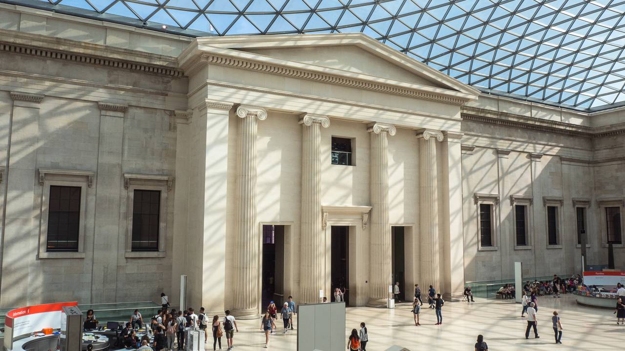 Com 3.312 painéis de vidro únicos, a estrutura transformou o pátio do museu na maior praça pública coberta da Europa