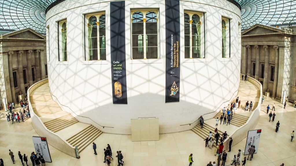 Com 3.312 painéis de vidro únicos, a estrutura transformou o pátio do museu na maior praça pública coberta da Europa