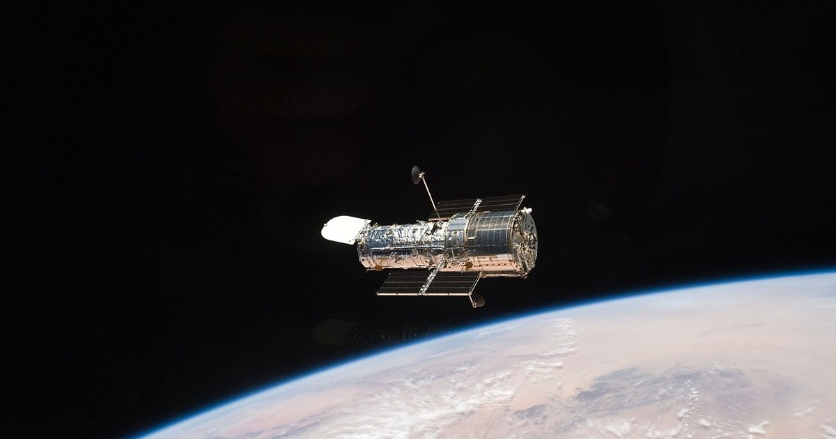 "Photobombing" é o mais recente desafio da NASA. Constelações de satélites invadem fotos do Hubble - Ciência