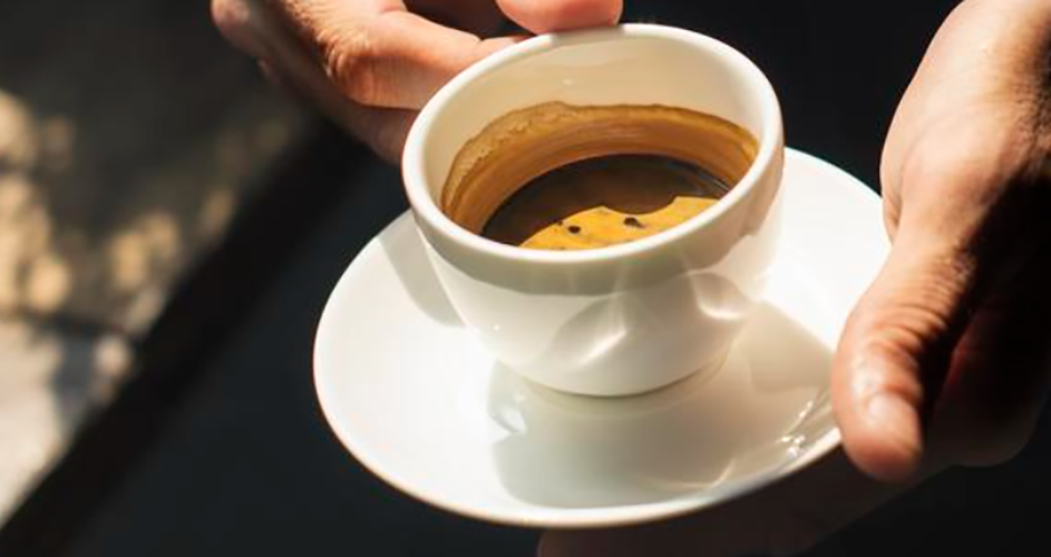 A cafeína, embora segura em consumo moderado, é um estimulante natural que pode trazer bem-estar. Porém, em pessoas sensíveis, pode provocar agitação, piorar sintomas de ansiedade e causar desconforto gástrico.-