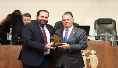 Troféu: Presidente da Fiesc recebe homenagem da Câmara de Florianópolis