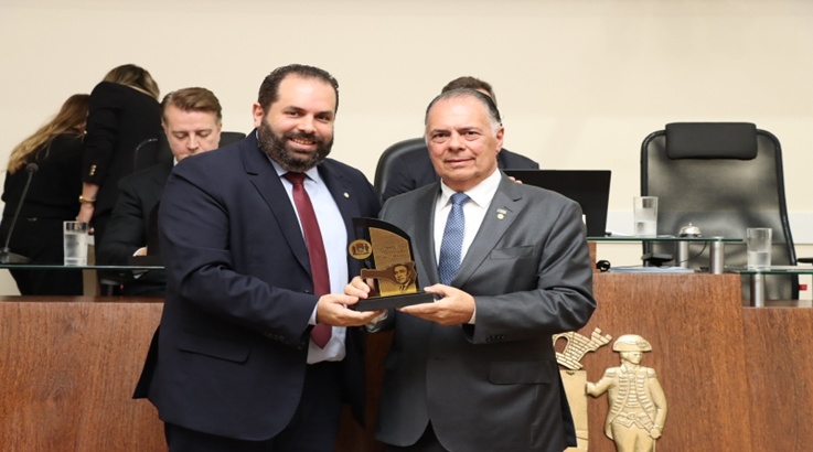 Troféu: Presidente da Fiesc recebe homenagem da Câmara de Florianópolis