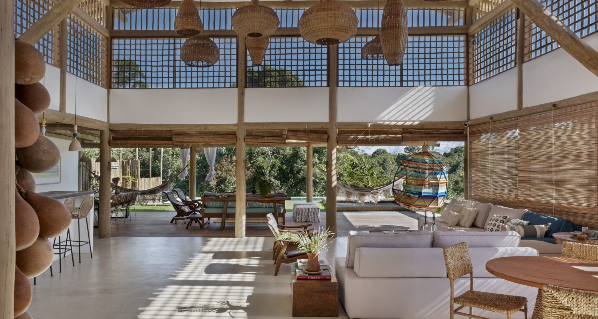 Em Trancoso, casa nasce do terreno e do imaginário local