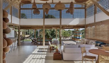 Em Trancoso, casa nasce do terreno e do imaginário local