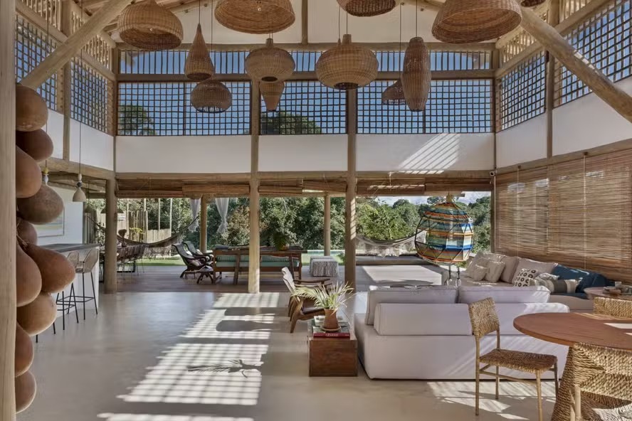 Casa de praia em Trancoso ganha destaque em matéria especial da Casa Vogue; veja fotos