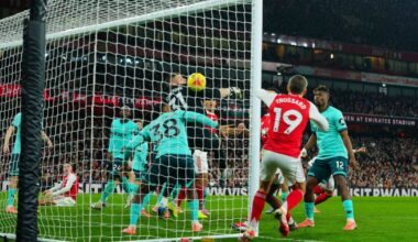 Dois autogolos para Arsenal segurar a liderança (crónica)