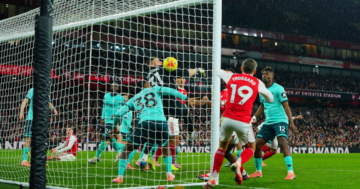 Dois autogolos para Arsenal segurar a liderança (crónica)