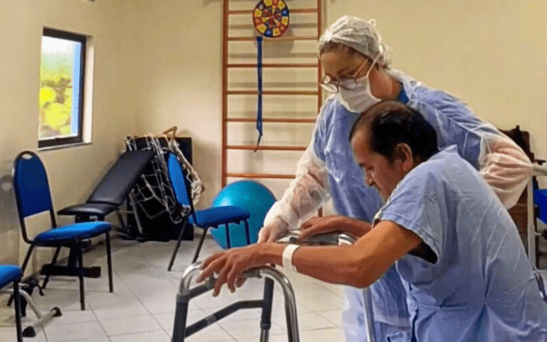 Gratidão: após alta, ex-paciente da CCC retorna ao espaço para agradecer profissionais e reviver momentos