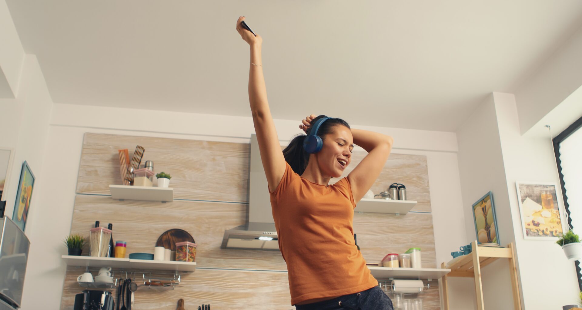 Hobbies criativos mantêm o cérebro jovem, revela estudo; veja quais são os melhores