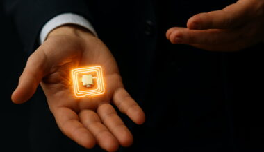 Chip RFID numa mão a brilhar