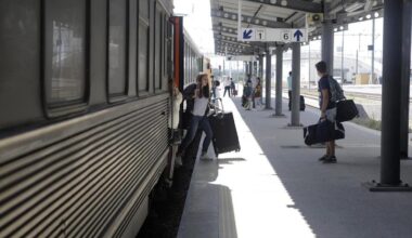 Comboio parado na plataforma.