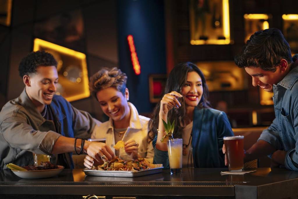 comida e pessoas no hard rock cafe lisboa