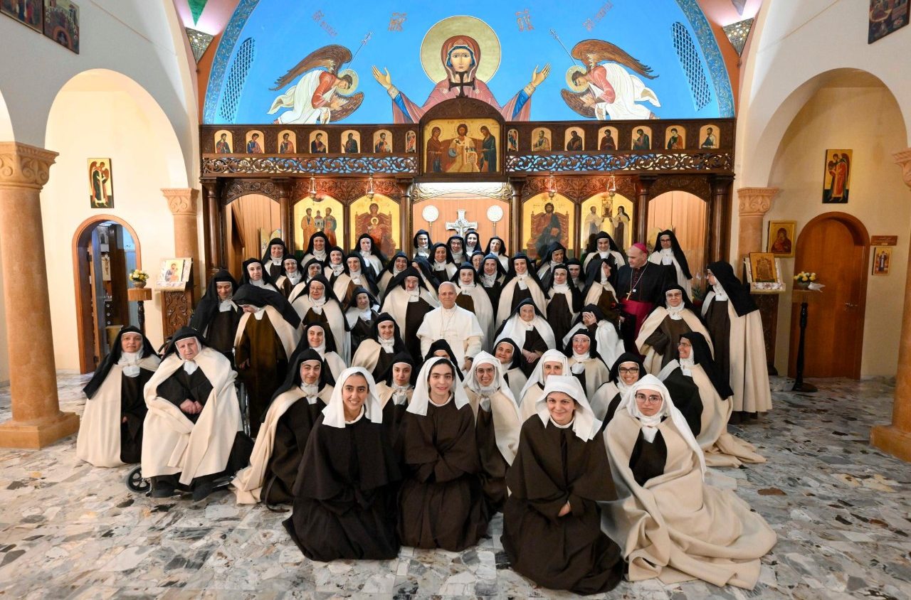 Papa Leão XIV visita as Irmãs Carmelitas da Theotokos