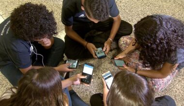 Criança com smartphone antes dos 12 anos? Estudo aponta 3 grandes riscos à saúde