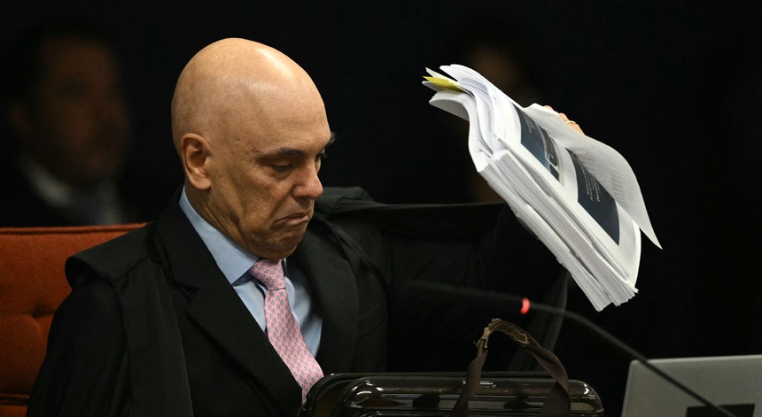 Estados Unidos levantam sanções contra juiz que preside caso de Bolsonaro