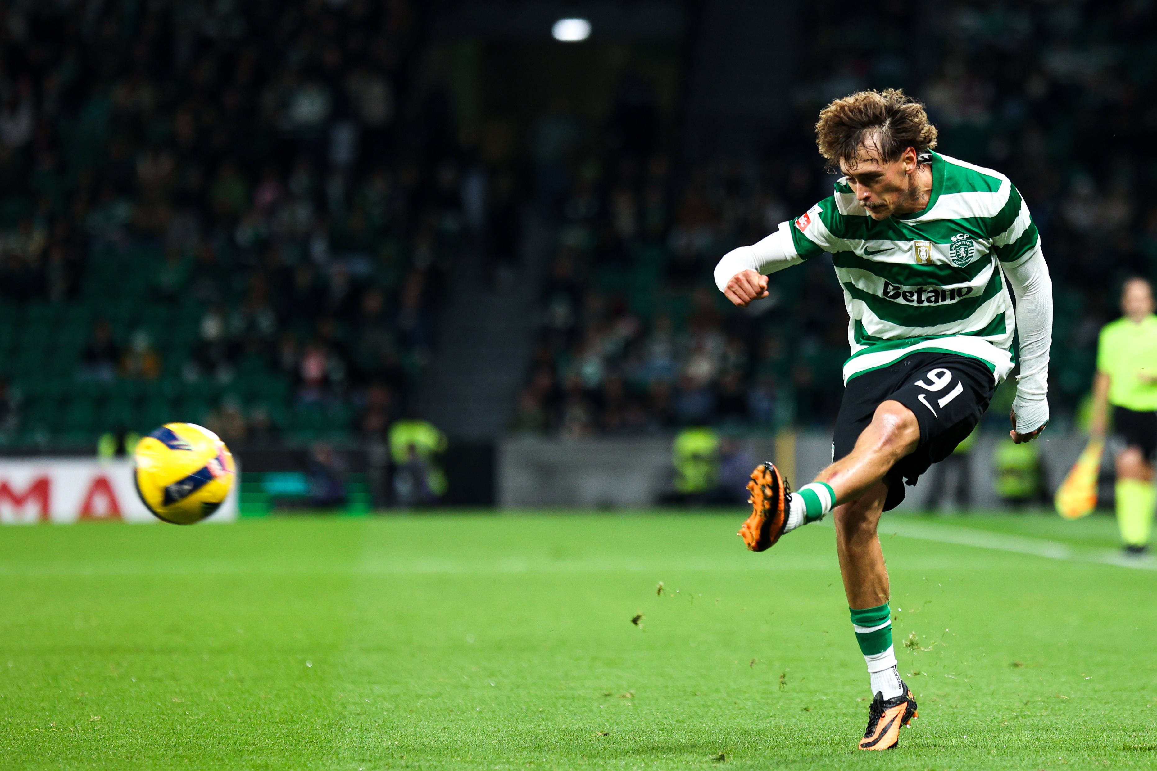 Sporting-Aves SAD (Liga): Iancu Vasilica marcou penálti após queda de Mangas na área. VAR reverteu e bem, segundo Pedro Henriques. «Ponck parou o movimento da sua perna direita e não rasteirou Ricardo Mangas, que acabou por se projetar para a frente.»