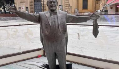 Estátua de Pavarotti fica isolada no meio de pista de gelo em Itália. Autarca pede desculpa à família do tenor