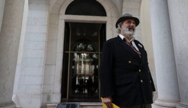 Manuel João Vieira entrega assinaturas no Tribunal Constitucional para formalizar candidatura presidencial