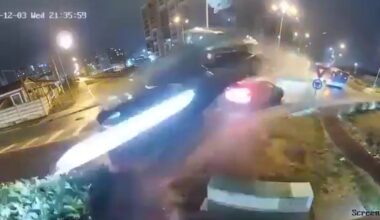 Câmara de videovigilância filma carro a voar por cima de rotunda e de dois automóveis após condutor desmaiar