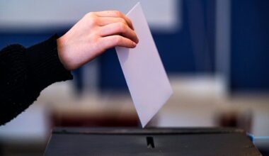 Presidenciais. António José Seguro e André Ventura entregam assinaturas no TC com meia-hora de diferença - Diário de Notícias