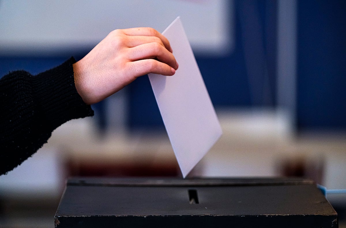 Presidenciais. António José Seguro e André Ventura entregam assinaturas no TC com meia-hora de diferença - Diário de Notícias