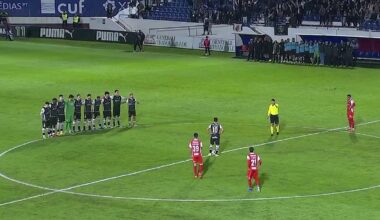 Jogadores do Caldas ficam imóveis sob protesto no primeiro minuto de jogo frente ao Sp. Braga para a Taça