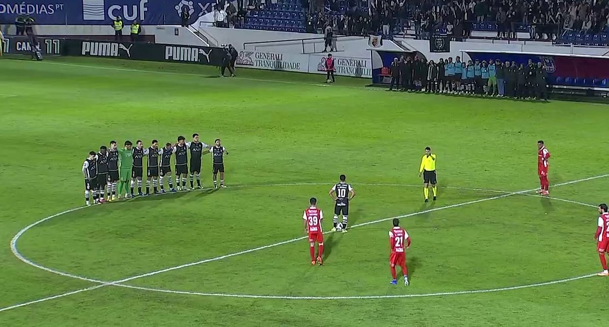 Jogadores do Caldas ficam imóveis sob protesto no primeiro minuto de jogo frente ao Sp. Braga para a Taça