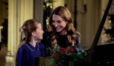 Princesa de Gales e a filha fazem dueto ao piano num evento de Natal em Londres (veja o vídeo)