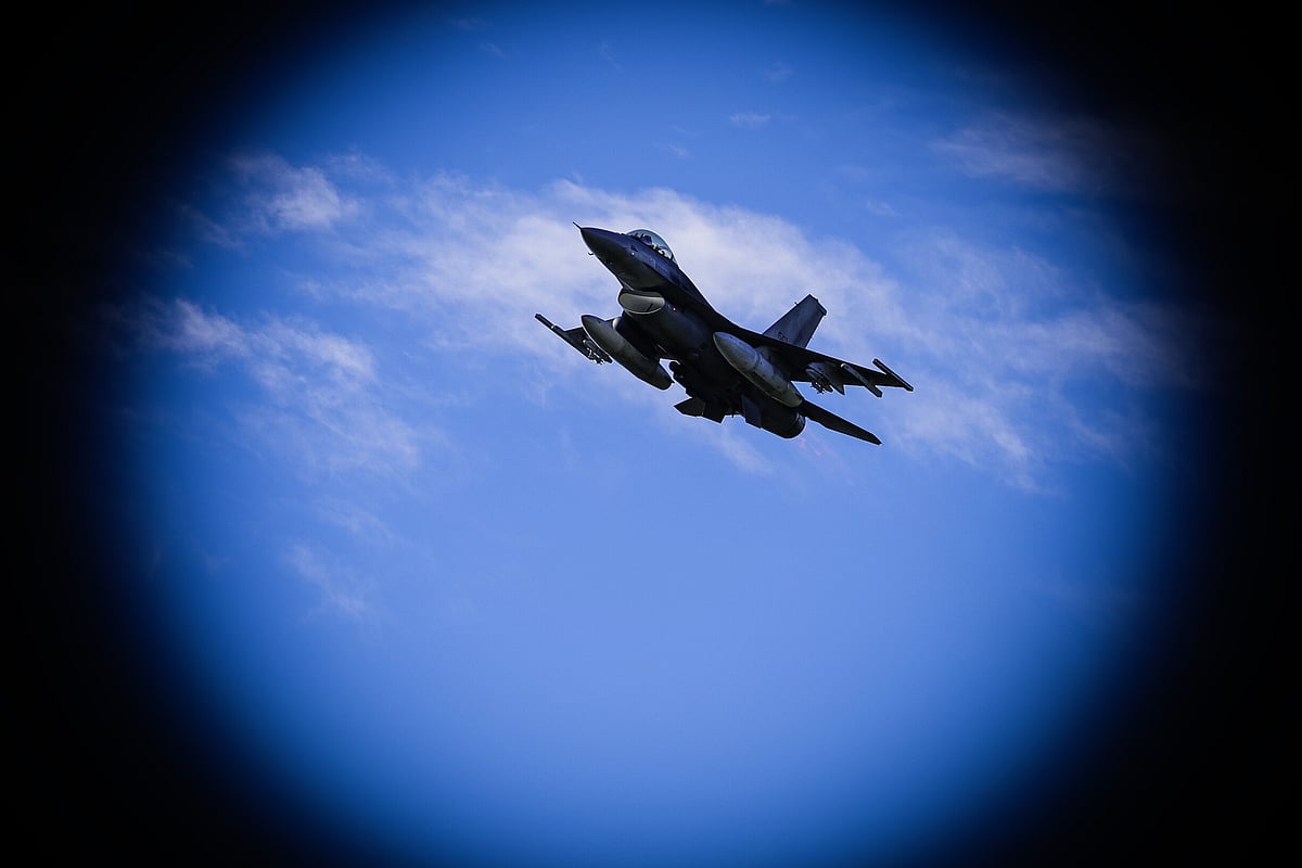 Caças F-16 da Força Aérea vão sobrevoar algumas regiões para desejar Feliz Natal