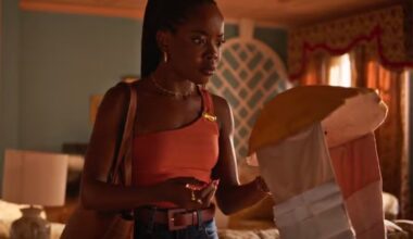 Leo (Clara Moneke) vê barriga falsa de Ellen (Camila Pitanga) em Dona de Mim