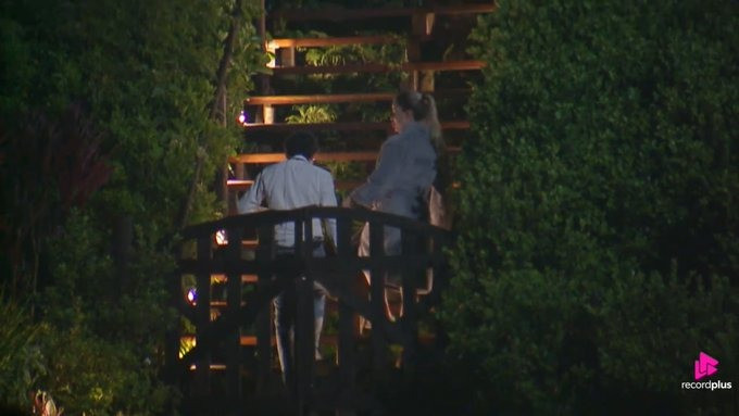 A Fazenda: Saory pergunta o que Dudu fez no SBT e peão desconversa: \