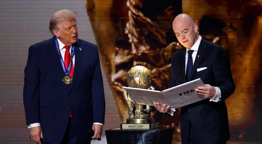 Infantino acusado de violar Código de Ética da FIFA com entrega de prémio a Trump