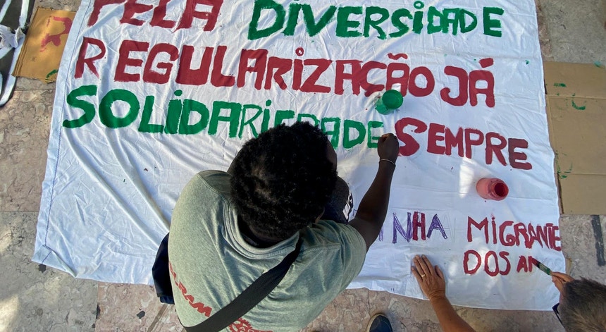 "Lei do retorno". Governo quer aumentar de dois meses para ano e meio prazo de detenção de imigrantes ilegais