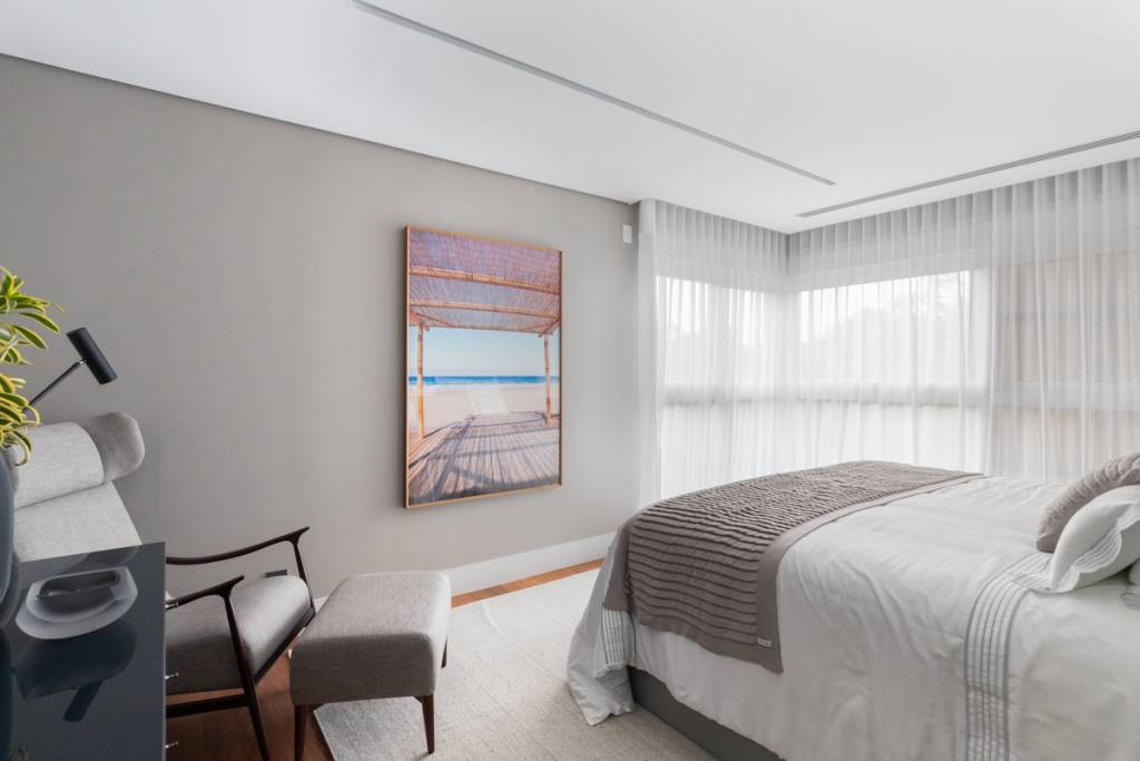 Elegância sóbria: tons de cinza e painéis de madeira ebanizada marcam apê. Projeto de Sabrina Salles.