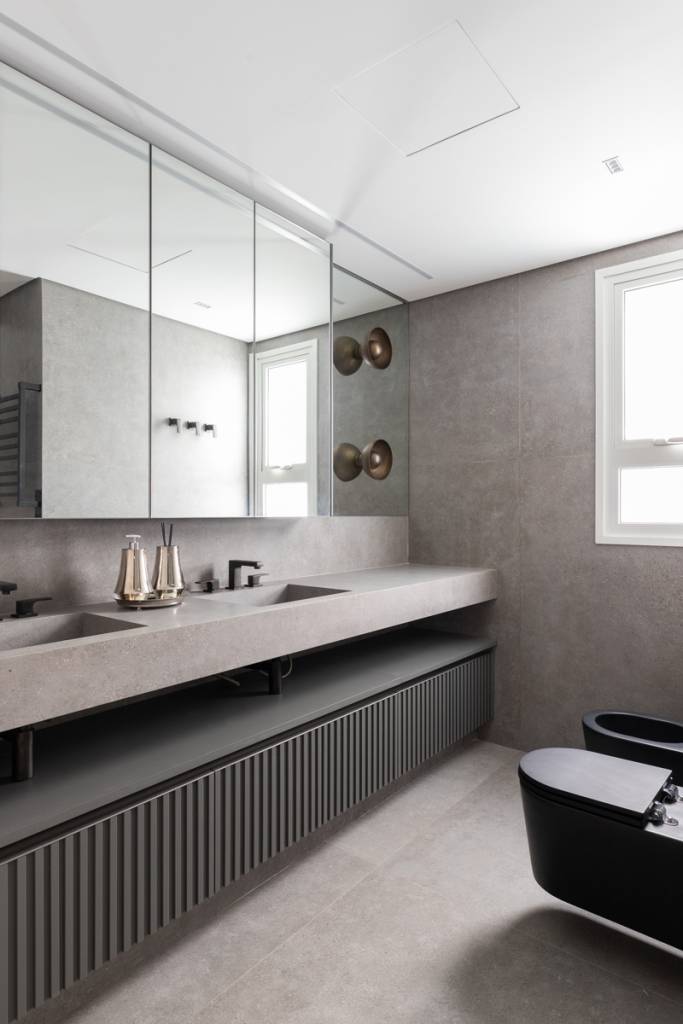 Elegância sóbria: tons de cinza e painéis de madeira ebanizada marcam apê. Projeto de Sabrina Salles.