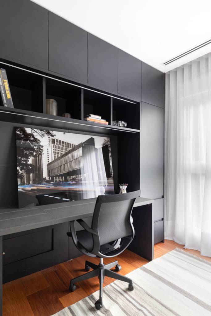 Elegância sóbria: tons de cinza e painéis de madeira ebanizada marcam apê. Projeto de Sabrina Salles.
