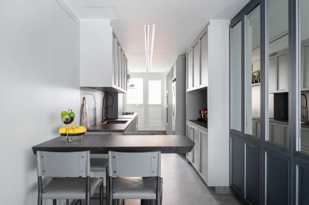 Elegância sóbria: tons de cinza e painéis de madeira ebanizada marcam apê. Projeto de Sabrina Salles.