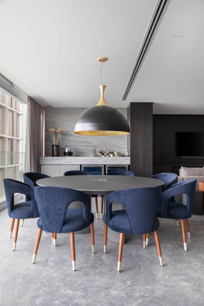 Elegância sóbria: tons de cinza e painéis de madeira ebanizada marcam apê. Projeto de Sabrina Salles.