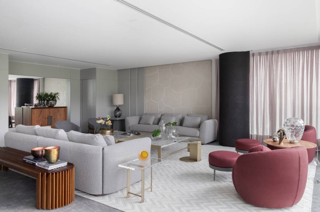 Elegância sóbria: tons de cinza e painéis de madeira ebanizada marcam apê. Projeto de Sabrina Salles.