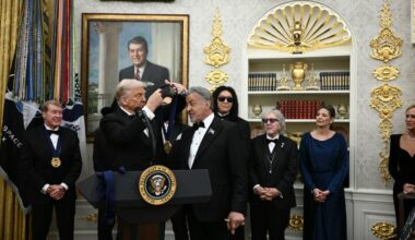 Trump homenageia artistas icônicos na Casa Branca com medalhas