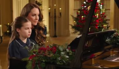 Kate e Charlotte tocam piano juntas em concerto de Natal
