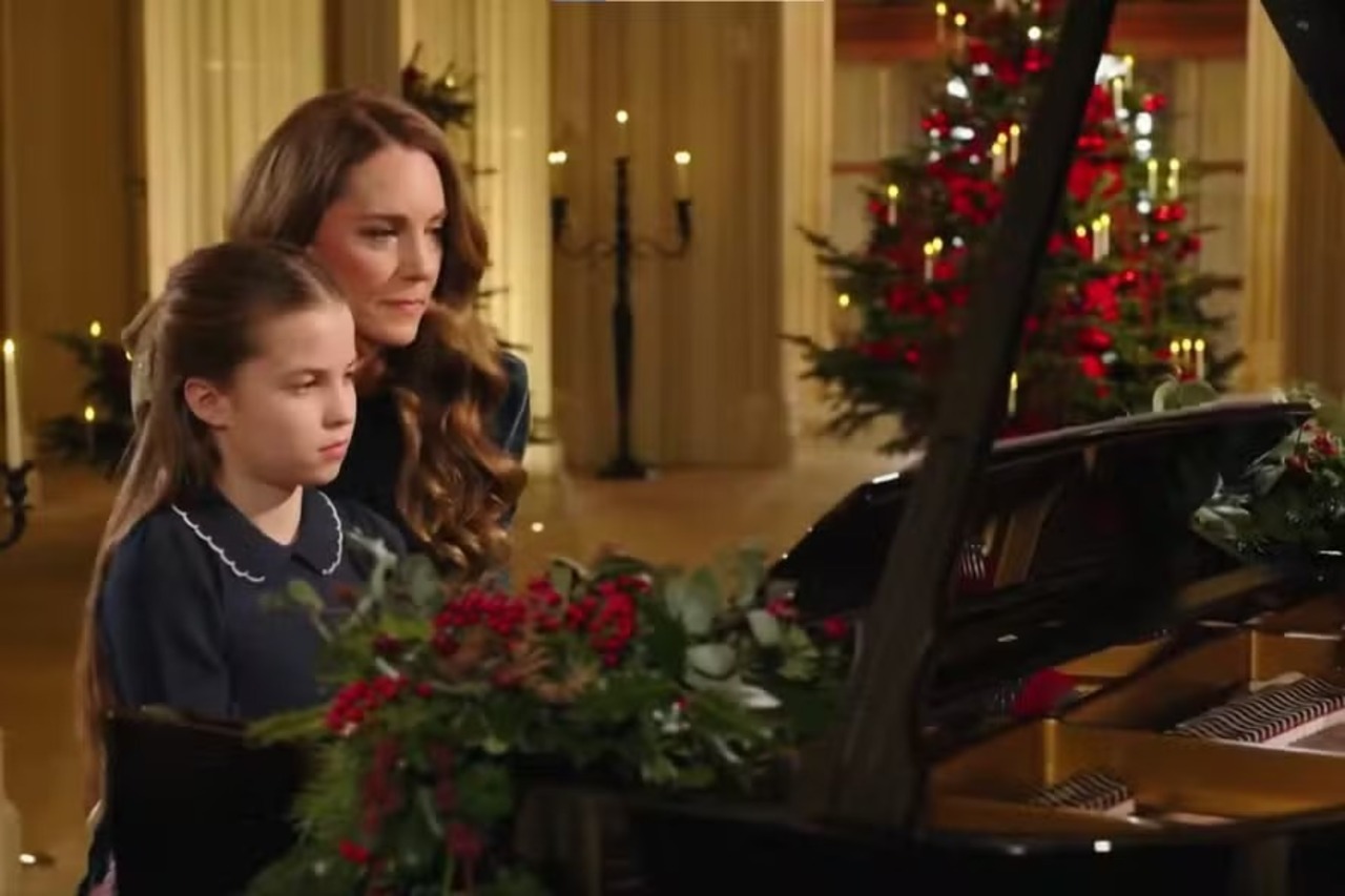 Kate e Charlotte tocam piano juntas em concerto de Natal