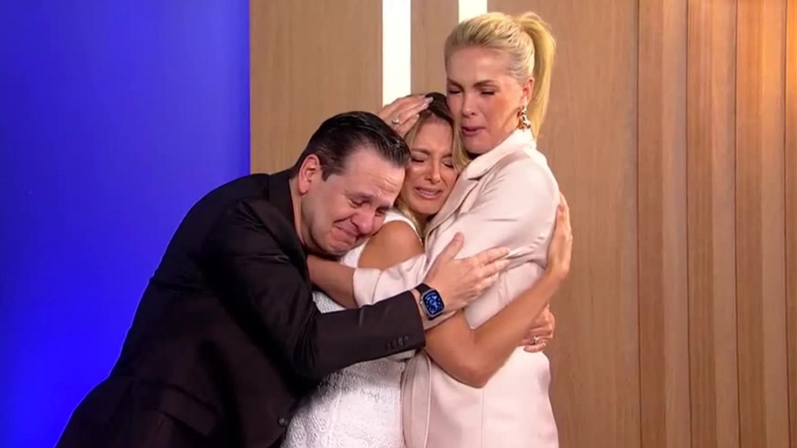 Ticiane Pinheiro se emociona em despedida da Record: "Eu cresci a